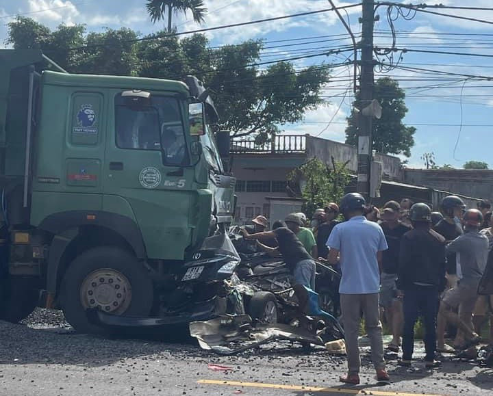 Lái xe tải lùi lại để người dân đưa các thành viên HAGL ra ngoài.