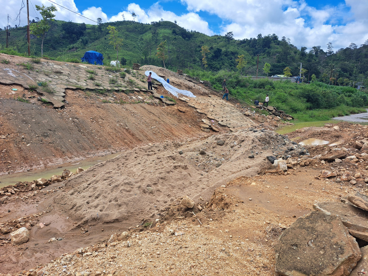 Đến năm 2022, bờ kè đã hoàn thiện dài gần 100m bị sạt lở, gây bứt mái kè. Từng mảng bê tông bị nứt, trượt xuống sông Pô Kô và đang có dấu hiệu lan rộng.