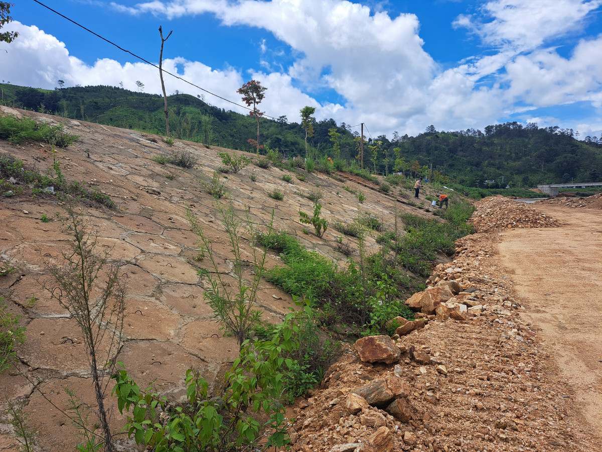 Kè được triển khai thi công năm 2009, đến năm 2013 thì tạm ngừng vì thiếu vốn. Sau 6 năm, công trình tiếp tục được bố trí vốn hơn 11,8 tỷ đồng để đầu tư các hạng mục cần thiết còn lại.