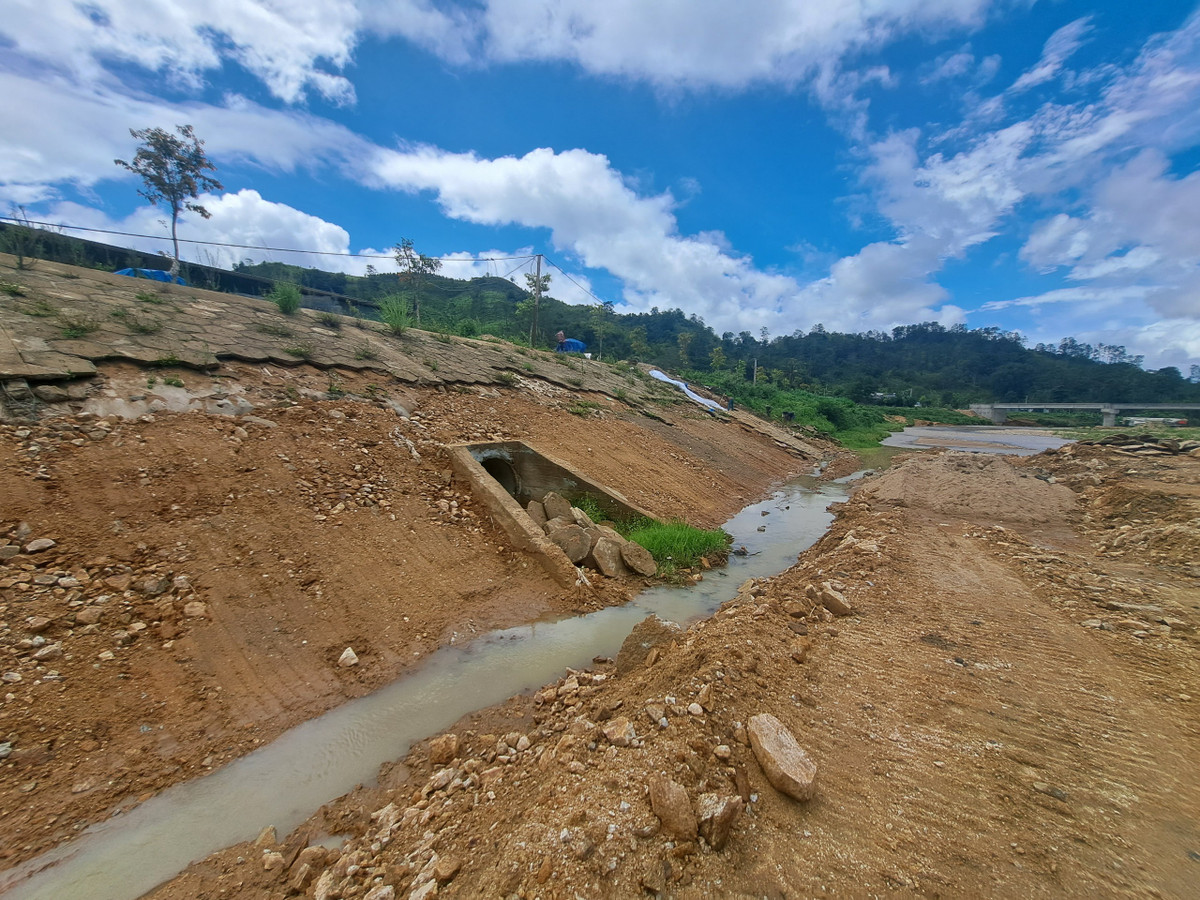 Ông Trần Ngọc Tuấn, Giám đốc Ban Quản lý dự án đầu tư xây dựng các công trình NN-PTNT tỉnh Kon Tum cho biết, đến nay, những đoạn kè sông Pô Kô đã làm xong, nhưng chủ đầu tư chưa thể bàn giao do UBND tỉnh Kon Tum chưa có văn bản phân cấp đơn vị quản lý, nên chủ đầu tư chưa biết bàn giao bờ kè hoàn thành cho ai…