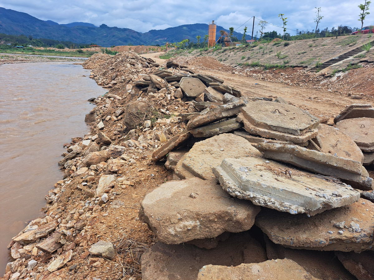 Về việc kè sông Pô Kô đoạn qua TT.Đăk Glei bị hư hỏng do bão lũ năm, ông Tuấn cho biết vì chưa được bàn giao nên nhà thầu phải tự bỏ tiền khắc phục.