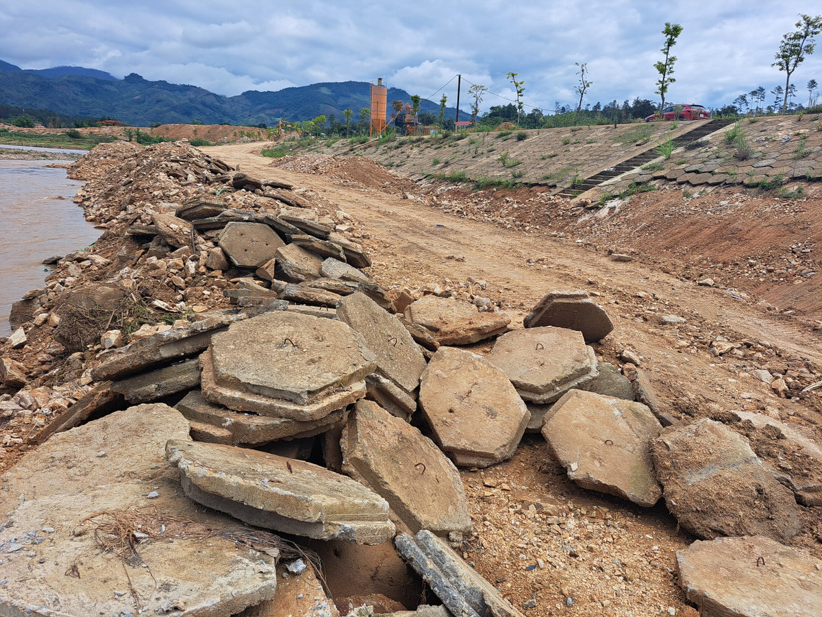 Kè sông Pô Kô đoạn qua TT.Đăk Glei có 1 đoạn khoảng 60m bị hư hỏng ở phần chân và mái kè. Đoạn hư hỏng xảy ra vào tháng 10/2022, do Công ty TNHH Tuấn Dũng (TP.Kon Tum, tỉnh Kon Tum) thi công.