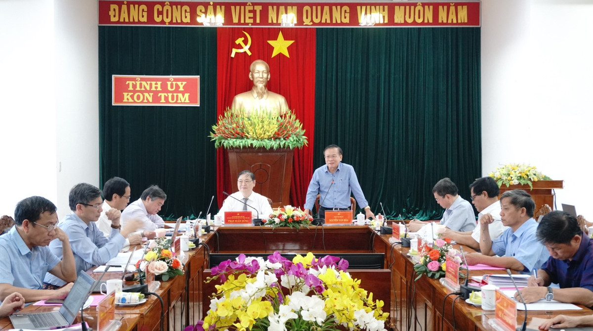 Doan cong tac VUSTA lam viec voi Thuong truc Tinh uy Kon Tum