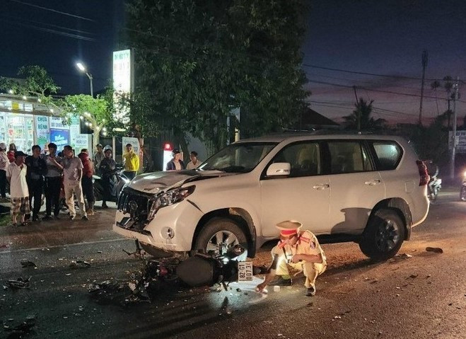 Kon Tum: Nguoi dan ong bi dap nao khi va cham voi xe bien xanh
