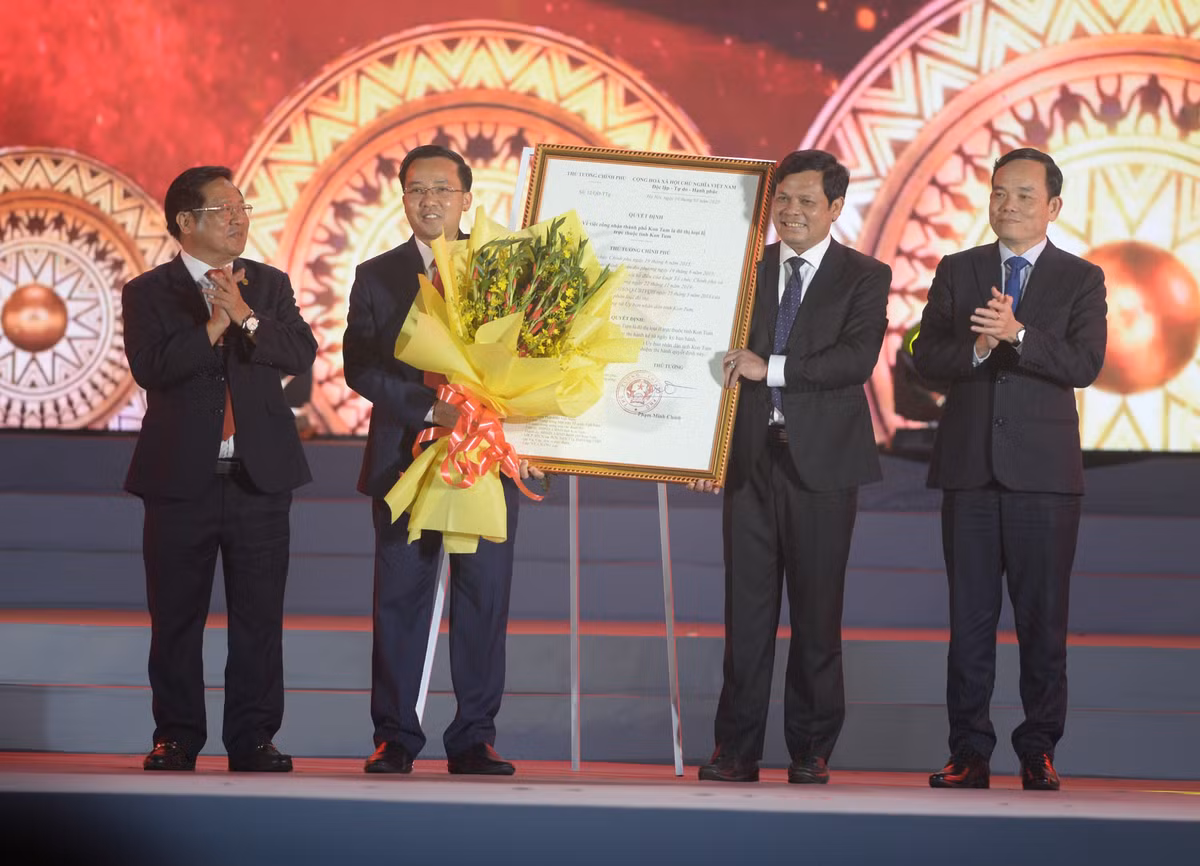 Phó Thủ tướng Chính phủ Trần Lưu Quang trao chứng nhận đô thị loại II cho Đảng bộ, chính quyền và nhân dân TP Kon Tum