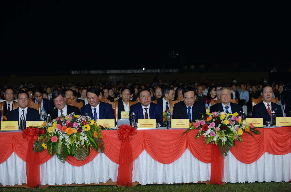 Cùng dự với Thường trực Ban Bí thư còn có Ủy viên Bộ Chính trị, Chánh Án tòa án nhân dân tối cao Nguyễn Hòa Bình, Ủy viên Ban Chấp hành trung ương Đảng, Phó thủ tướng Chính phủ Trần Lưu Quang cùng lãnh đạo các ban, bộ ngành trung ương và địa phương