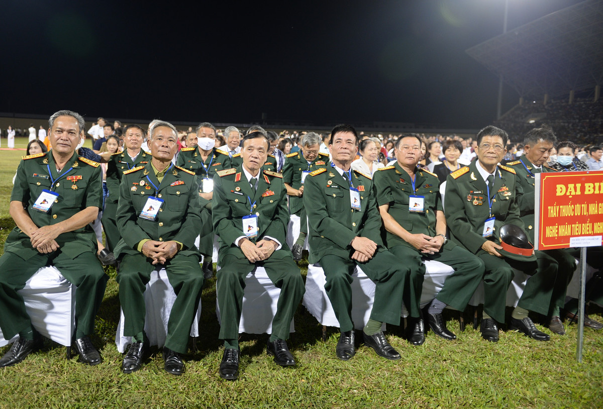 Các cựu chiến binh tham dự lễ kỷ niệm.