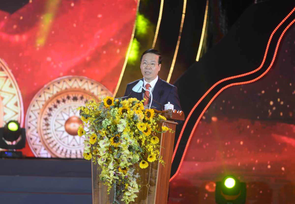 Phát biểu tại buổi lễ, ông Võ Văn Thưởng- Ủy viên Bộ Chính trị, Thường trực Ban Bí thư Trung ương Đảng ghi nhận những nỗ lực của tỉnh Kon Tum trong các lĩnh vực như xây dựng Đảng, dân vận, phòng chống tham nhũng, phương thức lãnh đạo của các cấp ủy... Kinh tế- xã hội, quốc phòng, an ninh, đối ngoại... các chỉ tiêu đều đạt và vượt so với nghị quyết hàng năm.