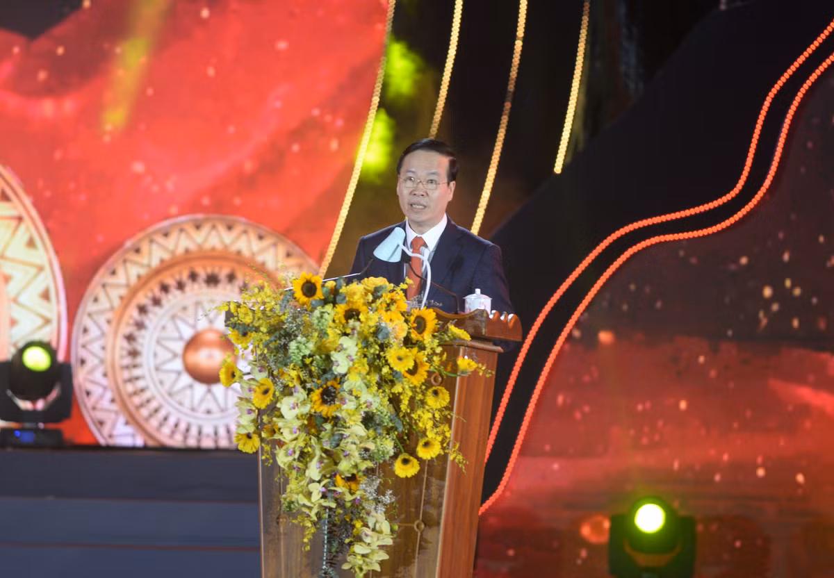 Phát biểu tại buổi lễ, ông Võ Văn Thưởng- Ủy viên Bộ Chính trị, Thường trực Ban Bí thư Trung ương Đảng ghi nhận những nỗ lực của tỉnh Kon Tum trong các lĩnh vực như xây dựng Đảng, dân vận, phòng chống tham nhũng, phương thức lãnh đạo của các cấp ủy... Kinh tế- xã hội, quốc phòng, an ninh, đối ngoại... các chỉ tiêu đều đạt và vượt so với nghị quyết hàng năm.