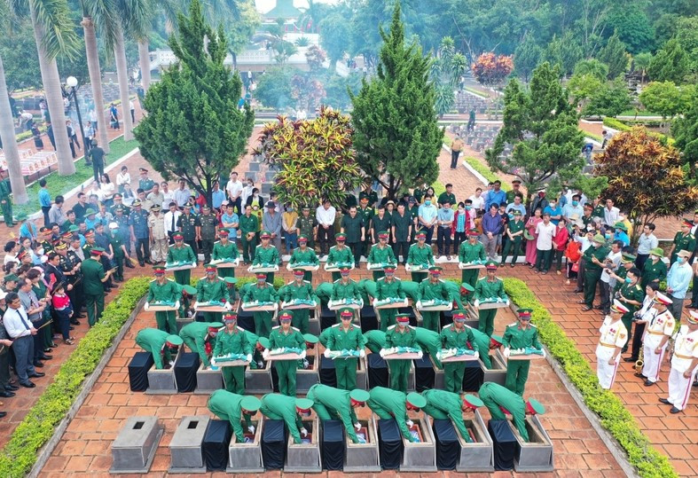 Gia Lai: Lễ đón 22 hài cốt liệt sĩ quân tình nguyện về nước - Hình 3 Gia Lai: Le don 22 hai cot liet si quan tinh nguyen ve nuoc-Hinh-3