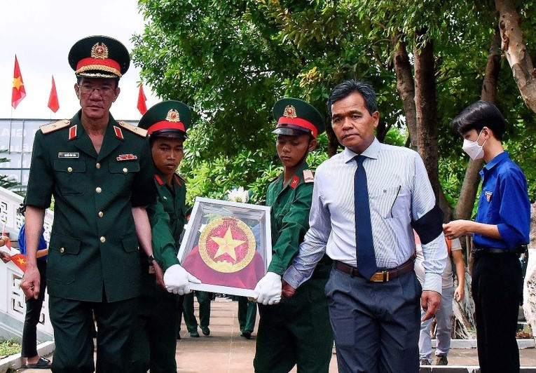 Gia Lai: Lễ đón 22 hài cốt liệt sĩ quân tình nguyện về nước - Hình 2 Gia Lai: Le don 22 hai cot liet si quan tinh nguyen ve nuoc-Hinh-2