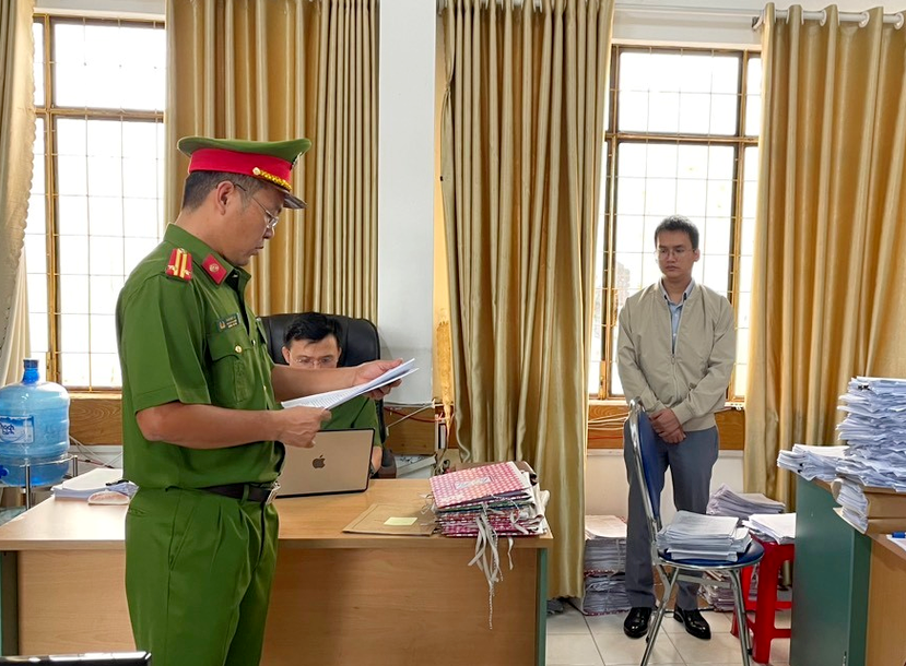 Gia Lai: Nhân viên VP đất đai nhận hối lộ hơn 2 tỷ đồng Gia Lai: Nhan vien VP dat dai nhan hoi lo hon 2 ty dong