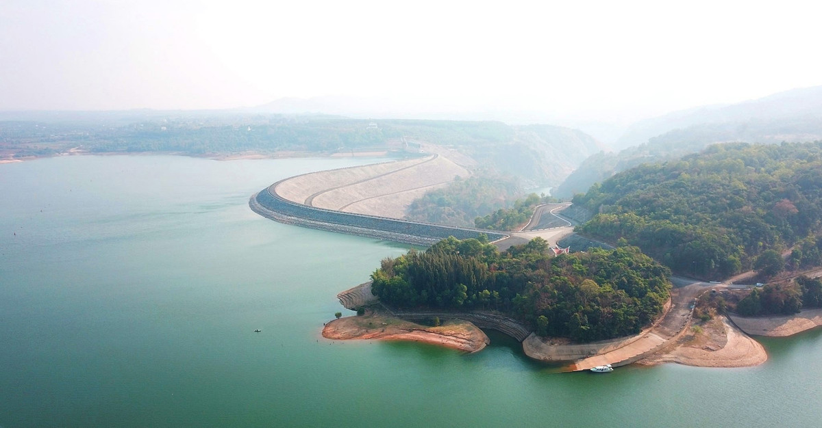  Sông Đăk Bla: Là nơi cung cấp phù sa, thuận lợi cho việc hoạt động sản xuất nông nghiệp của người dân Tây Nguyên và cũng là địa điểm du lịch vô cùng thu hút. Ôm trọn lấy dòng sông Đăk Bla là màu xanh của cảnh sắc thiên nhiên Kon Tum, không gian trong lành tạo cảm giác thoải mái, thư giãn cho bất kể du khách nào đặt chân tới đây