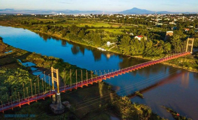  Cầu treo Kon Klor nối liền hai bờ sông Đăk Bla huyền thoại là niềm tự hào của người dân Kon Tum. Thuộc địa phận làng Kon Klor, thành phố Kon Tum, chiếc cầu treo bằng sắt to đẹp nhất khiến bất cứ du khách nào đến đây lần đầu đều bất ngờ. Cầu có chiều dài 292m, rộng 4,5m, xây dựng vào ngày 3/2/1993 và hoàn thành ngày 1/5/1994, có màu vàng cam thật nổi bật giữa dòng nước trong và đôi bờ xanh ngát.