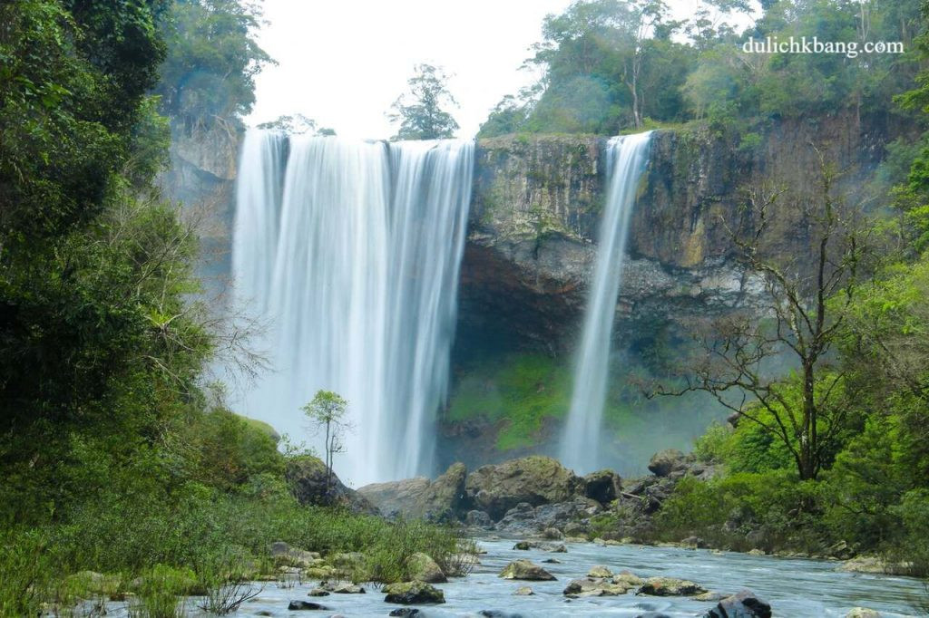  Thác K50 hay còn gọi là thác Hang Én: Là một trong những thác nước đẹp nhất của Tây Nguyên, nằm sâu trong vùng lõi của Khu bảo tồn Thiên nhiên Kon Chư Răng. Thác K50 (thác Hang Én) thuộc địa phận xã Sơn Lang, huyện Kbang, tỉnh Gia Lai cách thị trấn Kbang khoảng 70km về phía Bắc. Ẩn mình ở nơi rừng thiêng nên dòng thác vẫn giữ được vẻ đẹp hoang sơ, hùng vĩ,
