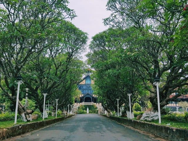  Tòa Giám mục: Được xây dựng từ năm 1935, là một trong những địa điểm du lịch thu hút du khách tại Trung tâm TP Kon Tum. Kết hợp hài hoà giữa kiến trúc Phương Tây với kiến trúc truyền thống của người Việt Nam, điểm đặc trưng của toà nhà giám mục được tạo nên từ các loại gỗ quý lâu đời. Điểm nhấn tại tòa giám mục Kon Tum chính là căn nhà truyền thống, nơi lưu giữ văn hóa của người bản địa Tây Nguyên.