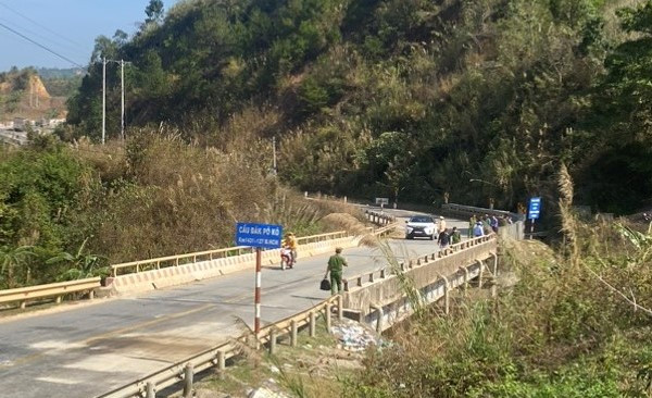 Thong tin them vu TNGT tai cau Dak Po Co khien 2 nguoi chet-Hinh-3