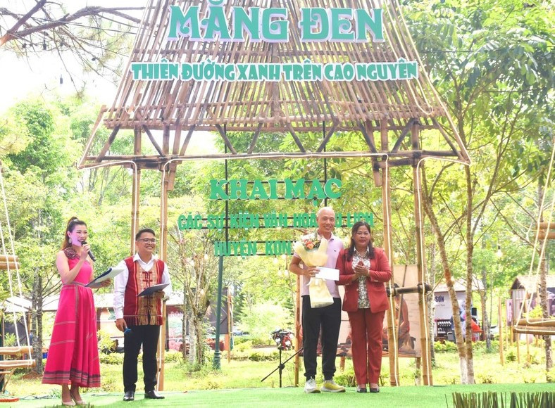 Tặng hoa, trao quà cho vị khách thứ 500.000 đến với Cao nguyên Măng Đen. Ngay sau Lễ khai mạc, tại Khu Đồi thông Măng Đen, huyện Kon Plông khai trương Không gian trưng bày văn hóa “Thiên đường Tây Nguyên – Măng Đen. 