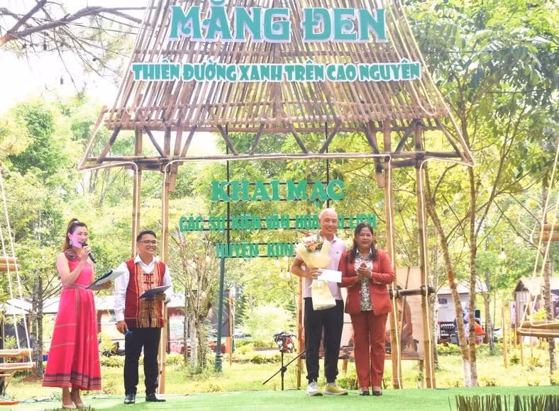 Tặng hoa, trao quà cho vị khách thứ 500.000 đến với Cao nguyên Măng Đen. Ngay sau Lễ khai mạc, tại Khu Đồi thông Măng Đen, huyện Kon Plông khai trương Không gian trưng bày văn hóa “Thiên đường Tây Nguyên – Măng Đen. 