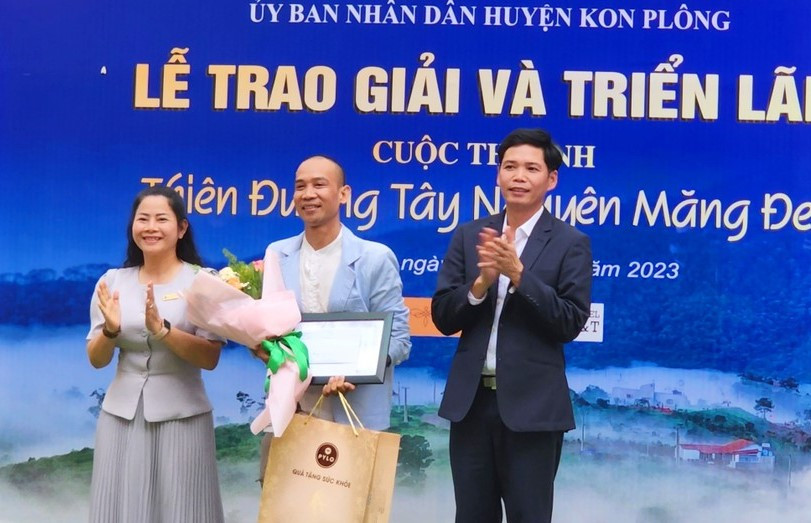 Trao ảnh triển lãm cuộc thi Thiên đàng Tây Nguyên Măng Đen 