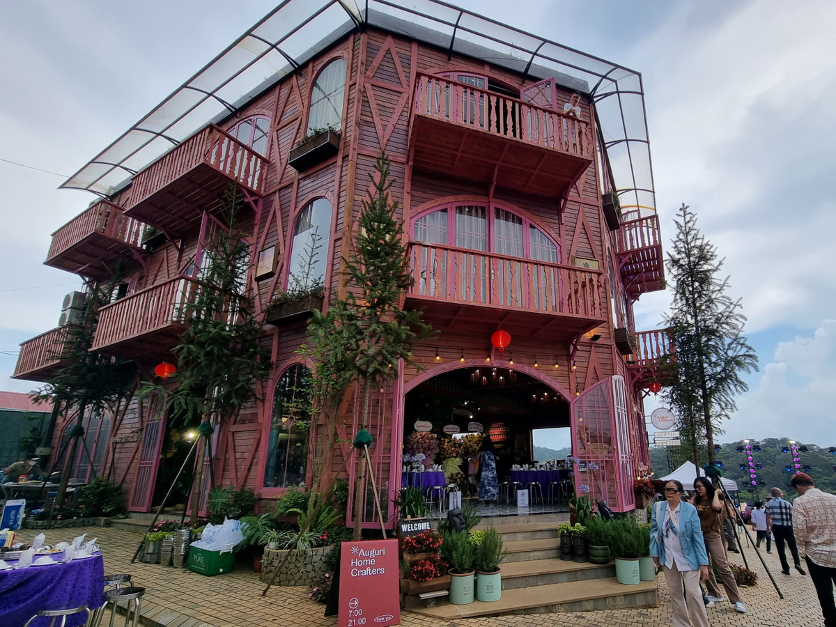 Không gian trưng bày, giới thiệu sản phẩm OCOP, sản phẩm nổi bật của địa phương với hàng trăm sản phẩm như các loại đồ uống, rau, củ, quả xứ lạnh, dược liệu... để phục vụ du khách. 