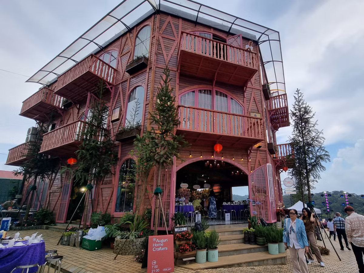 Không gian trưng bày, giới thiệu sản phẩm OCOP, sản phẩm nổi bật của địa phương với hàng trăm sản phẩm như các loại đồ uống, rau, củ, quả xứ lạnh, dược liệu... để phục vụ du khách. 