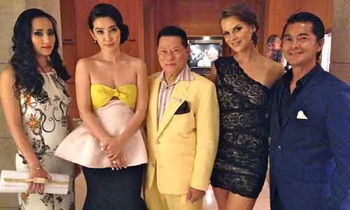 Tỷ phú Hoàng Kiều (giữa) và ngôi sao điện ảnh Lý Băng Băng (bên trái, cạnh ông Kiều) - đại diện thương hiệu sản phẩm cho công ty ông Kiều.