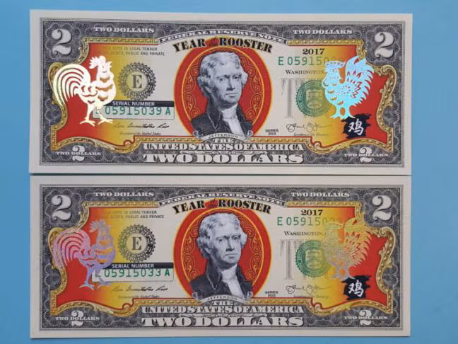 Năm nay tờ tiền in hình gà nhũ vàng mệnh giá 2 USD do Mỹ phát hành đang được rao bán với giá khoảng 450.000 đồng/tờ, đắt gấp 10 lần giá trị thực của tờ tiền nhưng vẫn được nhiều người săn lùng. Ảnh: Phụ Nữ TP HCM.