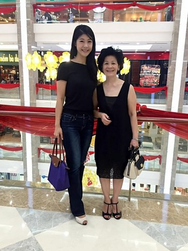 Ngoài thời gian dành cho bản thân, cô thường xuyên cùng mẹ đi mua sắm. Ảnh: FBCN.