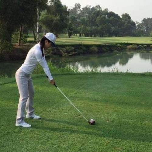Ngoài công việc, khi có thời gian rảnh rỗi là người đẹp lại chơi golf. Ảnh: FBCN.