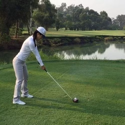 Ngoài công việc, khi có thời gian rảnh rỗi là người đẹp lại chơi golf. Ảnh: FBCN.