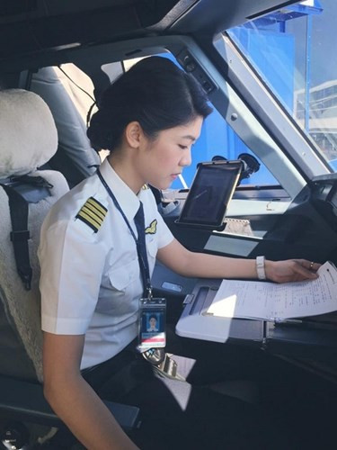 Huỳnh Lý Đông Phương sinh năm 1987, tại Brussels, Bỉ, trong gia đình Việt Nam có hai người con. Ngay từ nhỏ, Đông Phương đã có mơ ước trở thành phi công mặc dù ước nguyện của bố cô trước khi mất là muốn cô theo học đại học ngành kinh doanh. Ảnh: VTC News.