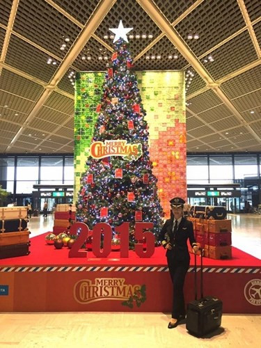 Dù biết phi công vốn là một nghề nguy hiểm nhưng cô gái trẻ này vẫn quyết tâm thực hiện ước mơ của mình khi mới 23 tuổi. Ảnh: FBCN.