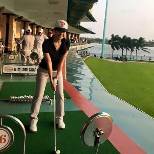 Golf là môn thể thao yêu thích của nữ cơ trưởng. Ảnh: FBCN.