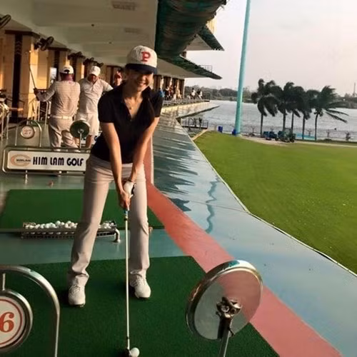 Golf là môn thể thao yêu thích của nữ cơ trưởng. Ảnh: FBCN.