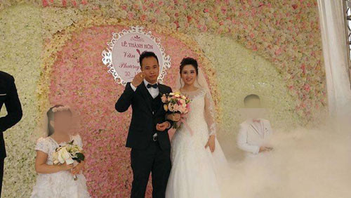 Theo thông tin riêng của Ngoisao.net, đám cưới hoành tráng này là của đại gia 8X có tên Văn Văn, sinh ra ở Kim Tháp, xã Đồng Tiến, huyện Khoái Châu, Hưng Yên. Anh đứng đầu một tập đoàn đa ngành lớn tại Hà Nội với nhiều lĩnh vực như: đầu tư xây dựng, kinh doanh bất động sản, tài chính, du học, xuất khẩu lao động, mua bán ô tô, sản xuất nhựa và bao bì...