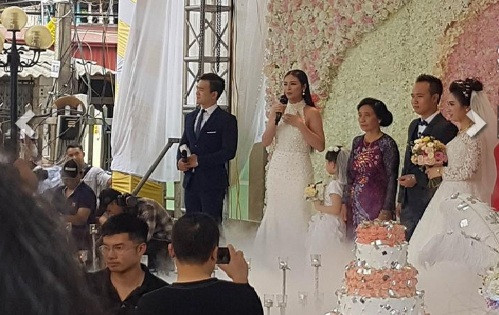 Ngay sau đó, hình ảnh của đám cưới đại gia Hưng Yên này nhanh chóng được một số trang fanpage có hàng nghìn lượt người theo dõi chia sẻ lại.