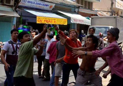 Cũng trong ngày rằm tháng 7/2015, một chủ tiệm tạp hóa ở quận Tân Phú, TP HCM đã tung rất nhiều tiền lên trời. Rất đông người, chủ yếu là trẻ em và thanh niên, đã đứng tập trung xung quanh để nhặt tiền. Ảnh minh họa.