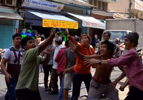 Cũng trong ngày rằm tháng 7/2015, một chủ tiệm tạp hóa ở quận Tân Phú, TP HCM đã tung rất nhiều tiền lên trời. Rất đông người, chủ yếu là trẻ em và thanh niên, đã đứng tập trung xung quanh để nhặt tiền. Ảnh minh họa.