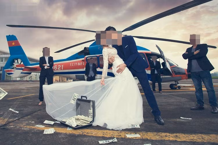 Trong tháng 9 vừa qua, tại Việt Nam cũng xuất hiện một bộ ảnh cưới gây xôn xao với màn rải tiền của chú rể.Trong bộ ảnh cưới này, nhân vật trong vai chú rể đã dùng tiền để cầu hôn cô dâu.