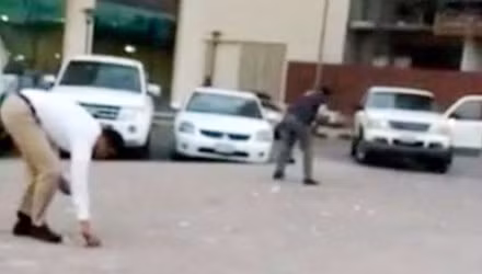 Anh V., một người nhặt được gần 50 ngàn đồng cho biết, số tiền trên được "rải" bởi những người đi trong một chiếc xe du lịch 4 chỗ hiệu Inova. Cũng theo anh V., số tiền được rải ra khá dày, kéo dài khoảng 3 cây số và theo anh ước tính số tiền được rải có giá trị trên dưới 10 triệu đồng. Đến sáng, số tiền trên đã được người đi đường nhặt sạch. Ảnh minh họa.