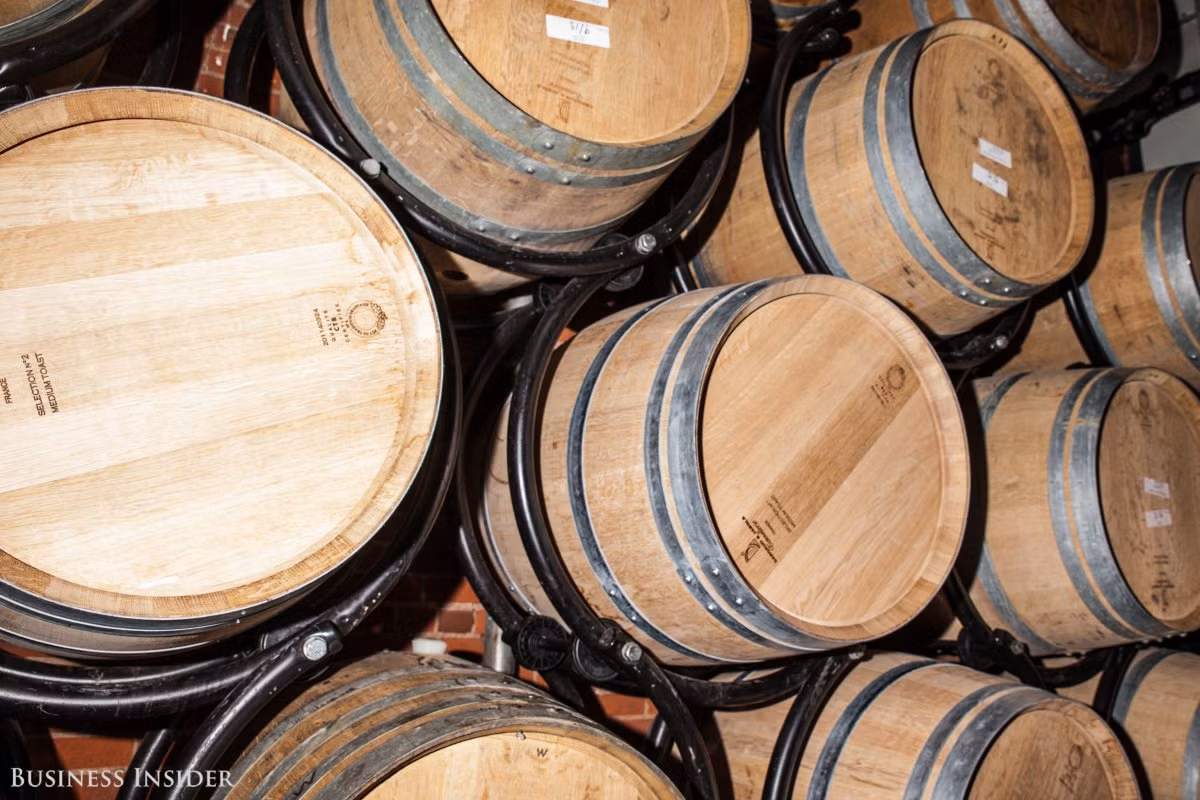 Khi lên men, rượu thành phẩm được chuyển sang một trong tổng số 300 thùng gỗ.