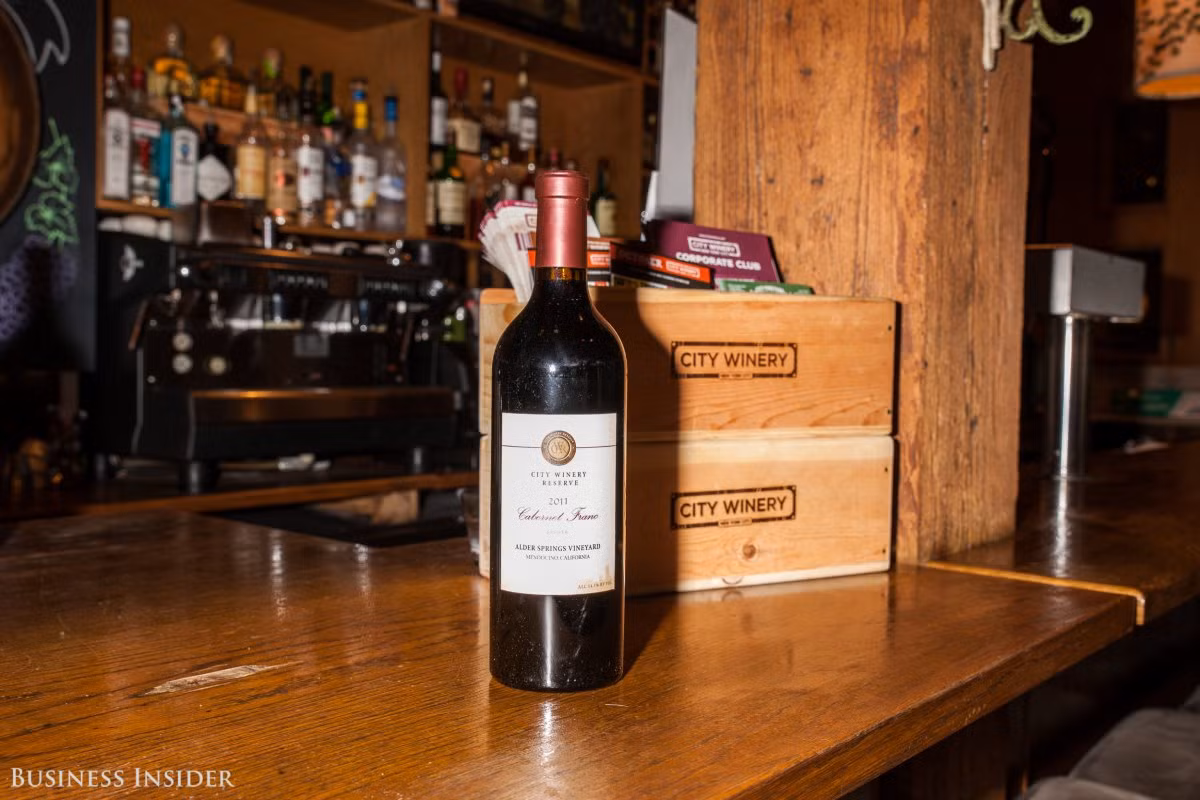 Những chai rượu vang được đóng chai và dán nhãn tại nhà máy. Khách hàng có thể mua rượu của nhà máy bằng cách đặt hàng trên website của City Winery.