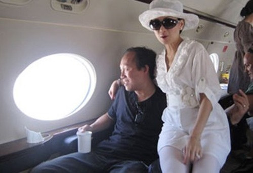 Hiện vợ chồng Hà Phương đang sống trong một biệt thự rộng lớn tại Mỹ với nội thất xa hoa và dàn siêu xe “khủng” khiến nhiều người ngưỡng mộ. Với khối tài sản khổng lồ của chồng, Hà Phương có một cuộc sống như bà hoàng cùng hai cô con gái nhỏ.