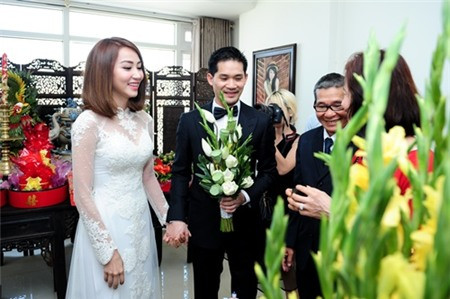 Chồng Ngân Khánh cũng là một Việt kiều Mỹ, tên đầy đủ là Đỗ Thiếu Quân, hiện làm việc trong ngành tài chính ngân hàng. Anh được nhận định như một đại gia rất giàu có trong làng tài chính Việt Nam.