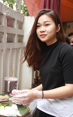 Hot girl bán bún đậu tên thật là Bạch Trà My, sinh năm 1997 và hiện đang làm chủ một quán bún đậu trên đường Hai Bà Trưng, Hà Nội. Vô tình được một fanpage nổi tiếng chia sẻ ảnh của mình, Trà My chia sẻ trên trang cá nhân rằng đã cảm thấy rất bất ngờ, vui thích khi có nhiều người dành tặng cho mình những lời khen. Ảnh: Facebook.