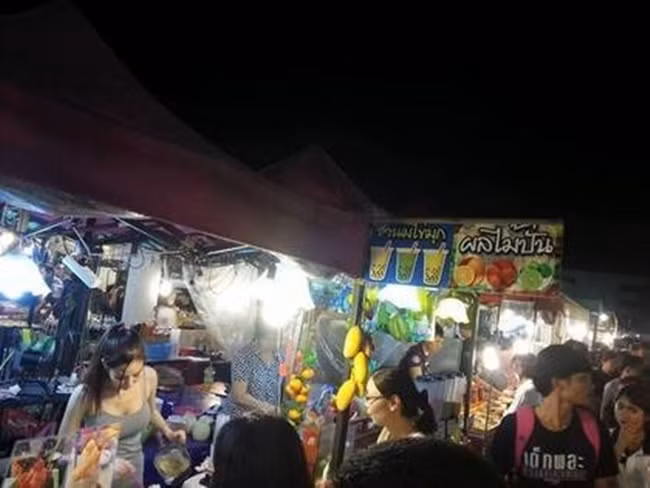 Cô gái trẻ với vẻ đẹp thanh tú thường mặc quần áo bó sát khi đứng bán hàng để khoe vẻ quyến rũ của bản thân. Hình ảnh của cô chủ xinh đẹp được chia sẻ rộng rãi trên mạng xã hội đã khiến cho doanh thu của cửa hàng tăng mạnh. Ảnh: Weibo.