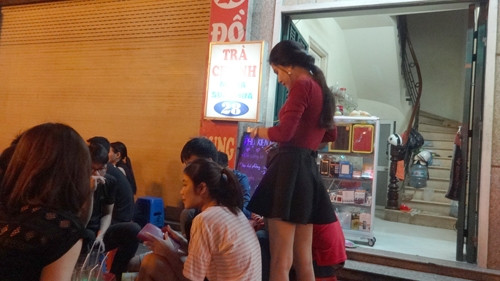 “Vào mùa cao điểm, khách hàng đến ngùn ngụt. Tính cả mình, người nhà và bốn nhân viên tổng cộng bảy người cũng không xoay kịp. Nhưng đến mùa lạnh, khách ít dần. Khi đó, mình chuyển sang bán đồ uống nóng”, Kiều Oanh chia sẻ. Ảnh: Tấm Gương.