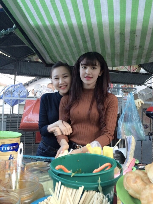 Quán bánh tráng trộn của Bảo Chi vẫn luôn nhận được rất nhiều sự quan tâm của khách hàng khi ghé thăm quán, ai cũng mong muốn có một bức ảnh kỷ niệm với hotgirl bánh tráng trộn. Ảnh: Người đưa tin.