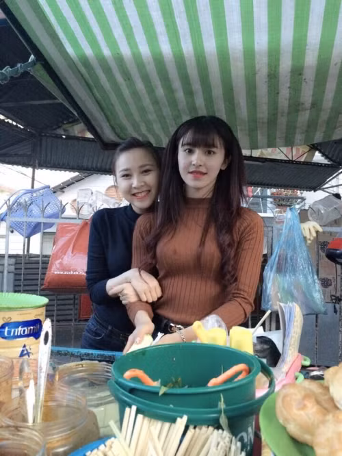 Quán bánh tráng trộn của Bảo Chi vẫn luôn nhận được rất nhiều sự quan tâm của khách hàng khi ghé thăm quán, ai cũng mong muốn có một bức ảnh kỷ niệm với hotgirl bánh tráng trộn. Ảnh: Người đưa tin.